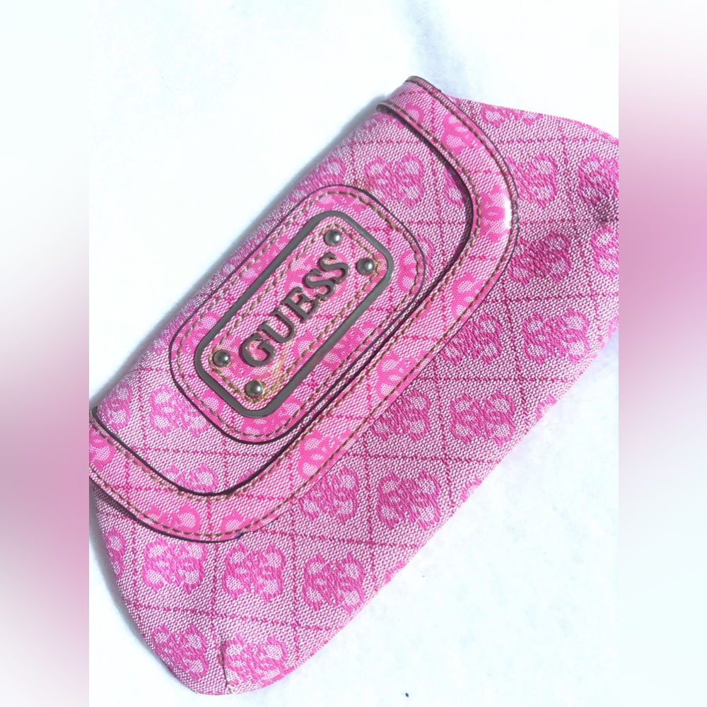 ✨RARE GUESS PINK MONOGRAM WRISTLET BAG  ✨